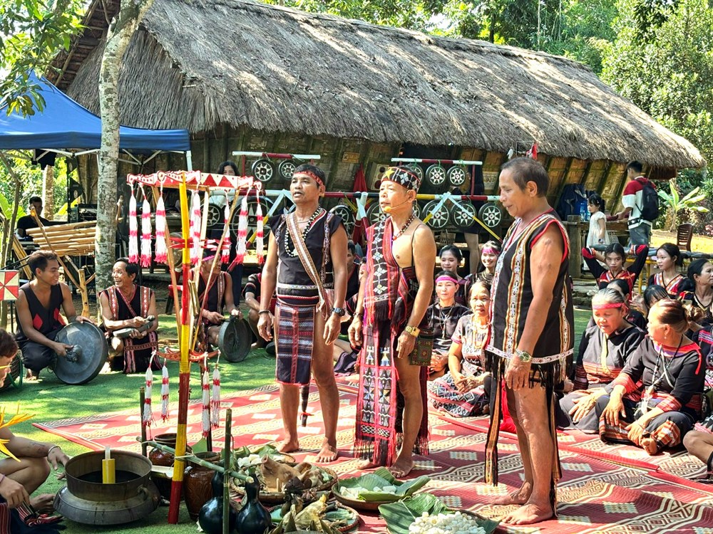 Ngân vang tiếng chiêng, nhịp xoang trong lễ cầu an của đồng bào Tây Nguyên - ảnh 9