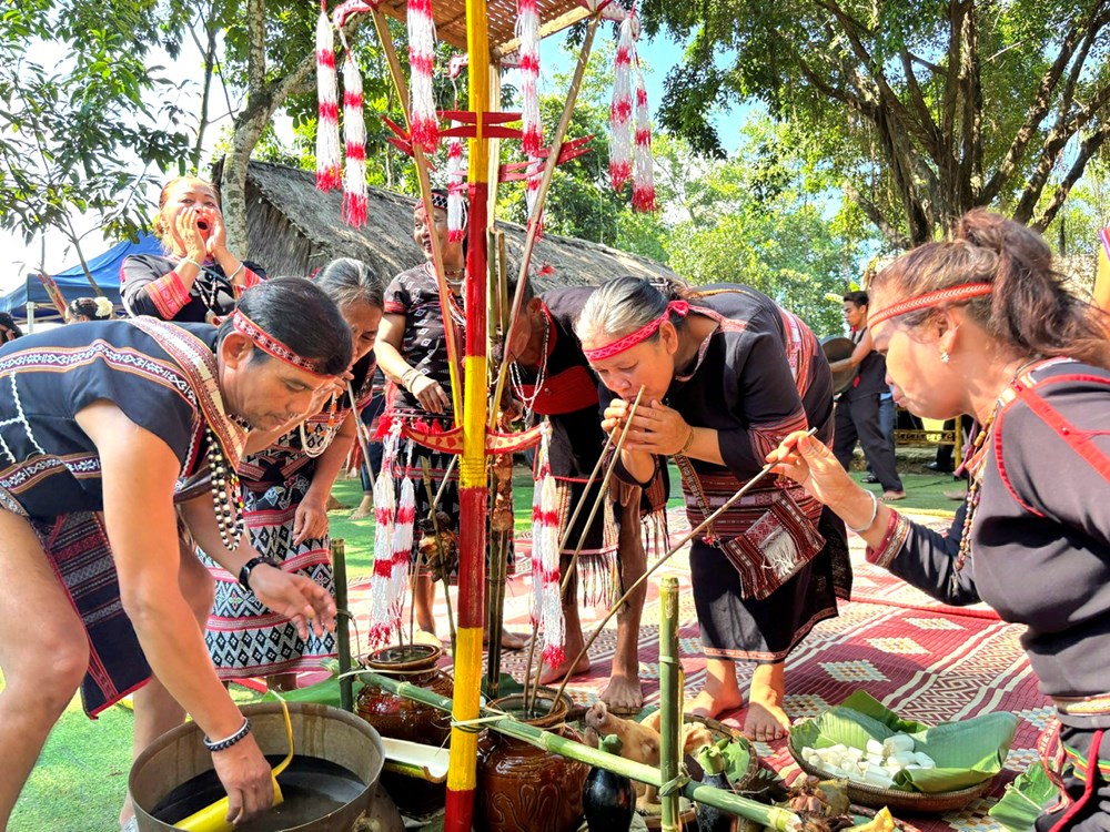 Ngân vang tiếng chiêng, nhịp xoang trong lễ cầu an của đồng bào Tây Nguyên - ảnh 12