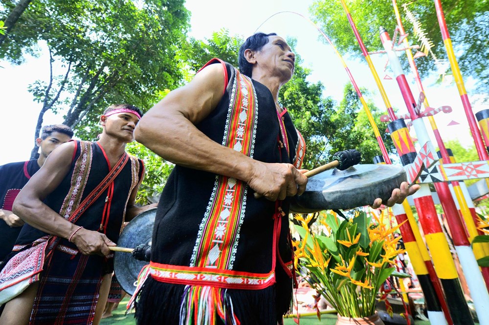 Ngân vang tiếng chiêng, nhịp xoang trong lễ cầu an của đồng bào Tây Nguyên - ảnh 14