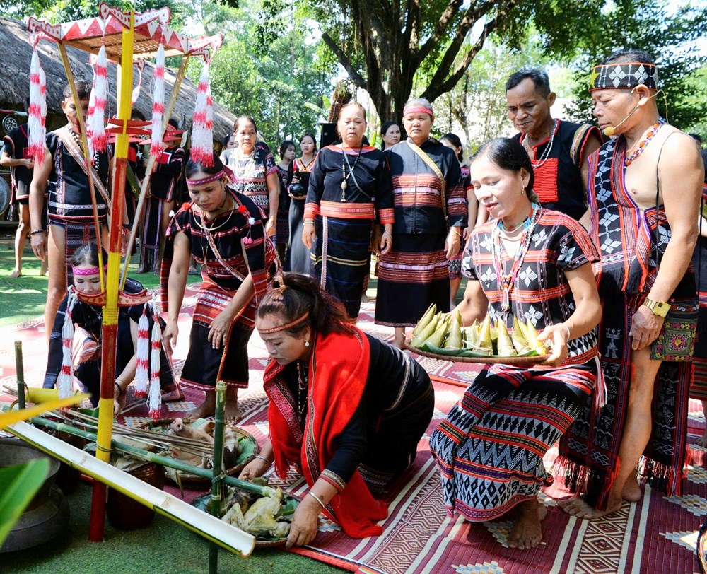 Ngân vang tiếng chiêng, nhịp xoang trong lễ cầu an của đồng bào Tây Nguyên - ảnh 7