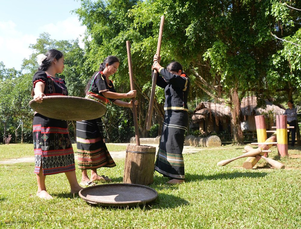 Ngân vang tiếng chiêng, nhịp xoang trong lễ cầu an của đồng bào Tây Nguyên - ảnh 4