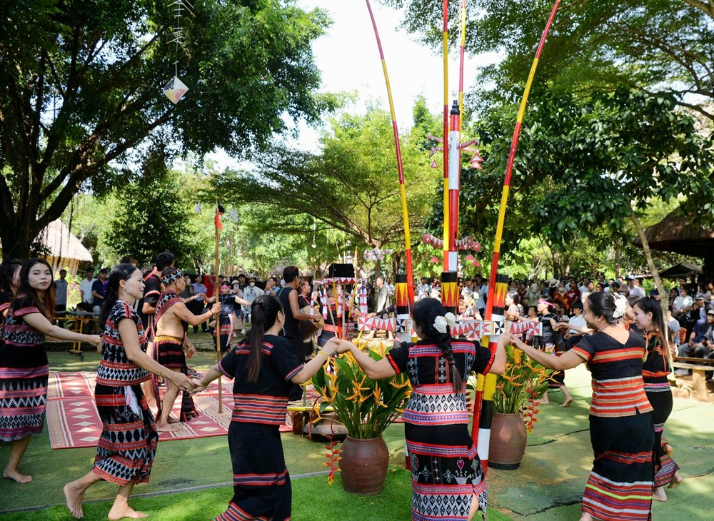 Ngân vang tiếng chiêng, nhịp xoang trong lễ cầu an của đồng bào Tây Nguyên - ảnh 15