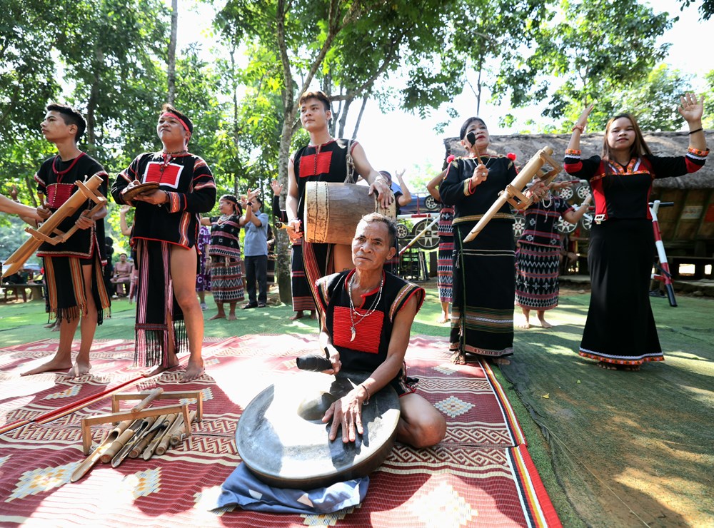 Ngân vang tiếng chiêng, nhịp xoang trong lễ cầu an của đồng bào Tây Nguyên - ảnh 13