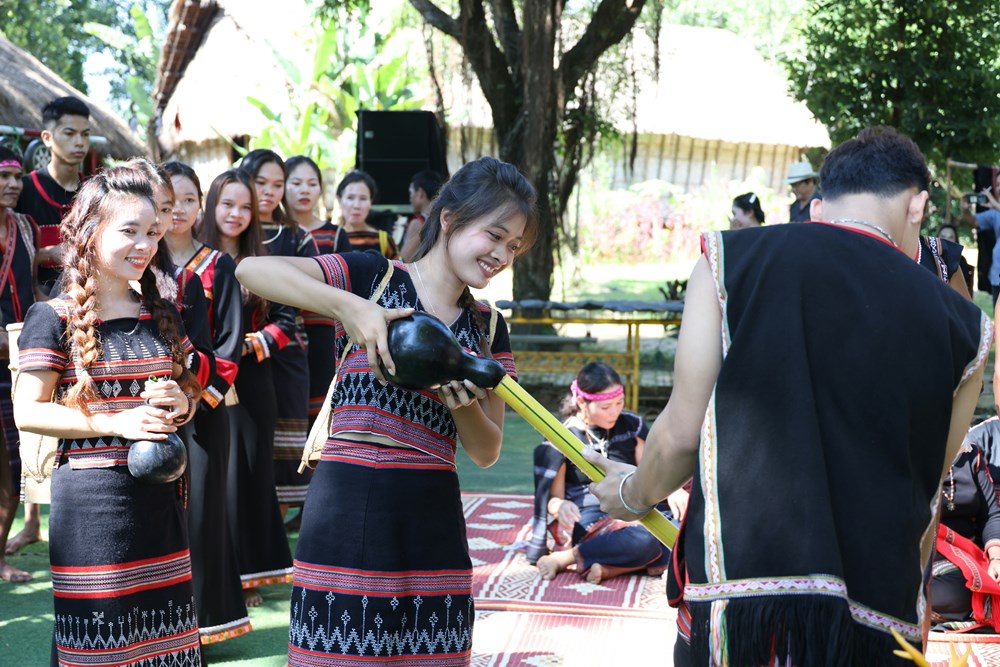 Ngân vang tiếng chiêng, nhịp xoang trong lễ cầu an của đồng bào Tây Nguyên - ảnh 11
