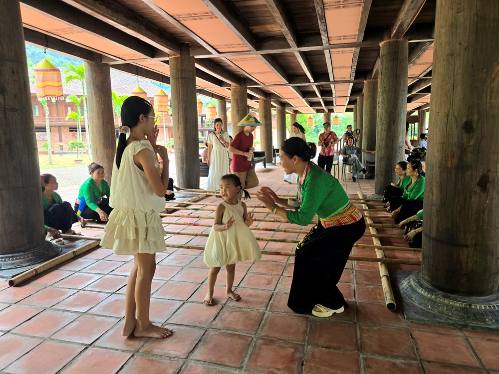 Bước ra từ đồng ruộng trở thành “sứ giả” văn hóa, du lịch - ảnh 2
