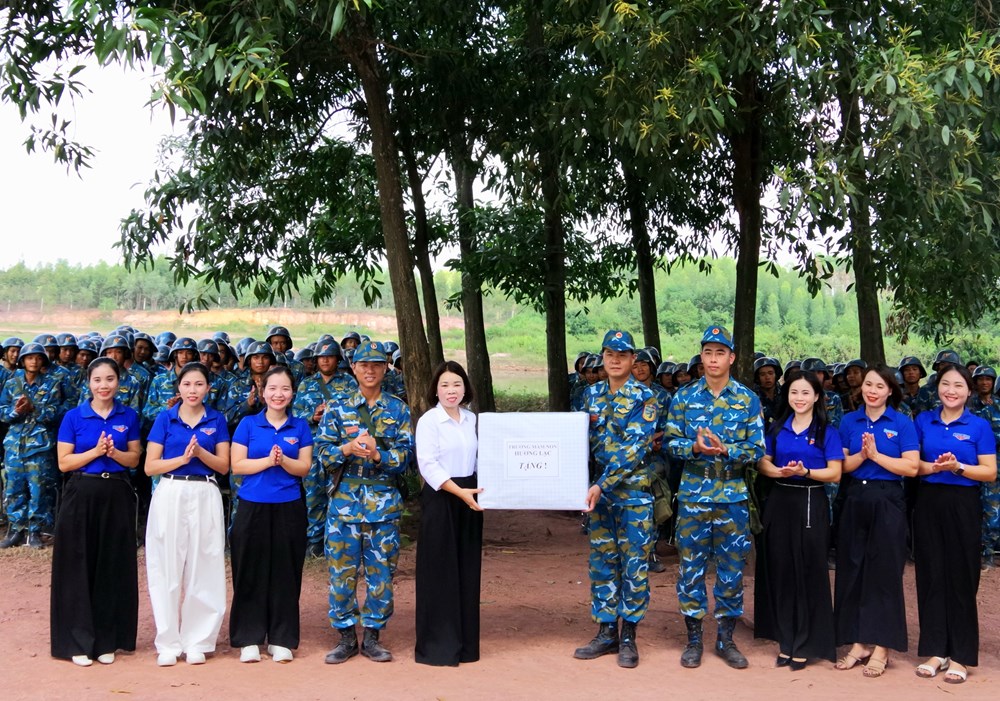 Cô giáo mầm non tiếp sức bộ đội trên thao trường huấn luyện - ảnh 3