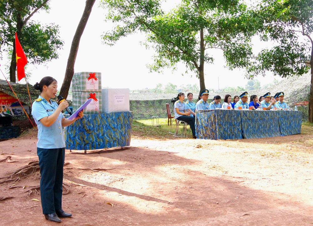 Cô giáo mầm non tiếp sức bộ đội trên thao trường huấn luyện - ảnh 2