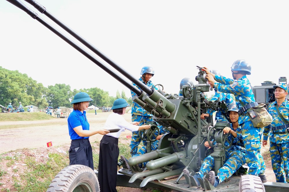Cô giáo mầm non tiếp sức bộ đội trên thao trường huấn luyện - ảnh 5