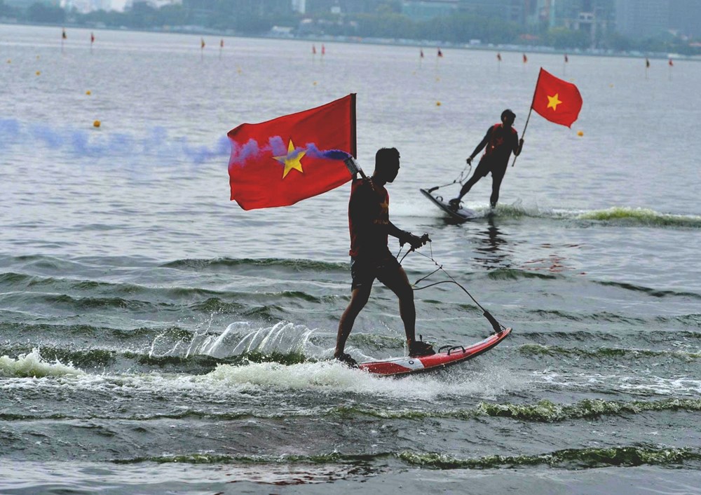 Mãn nhãn xem đua thuyền rồng và ván SUP tại hồ Tây - ảnh 4