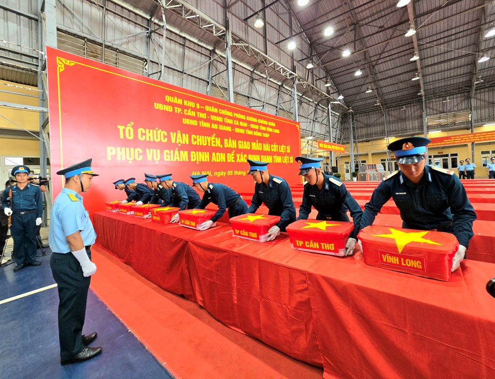 Chuyến bay thứ ba vận chuyển 15.401 mẫu hài cốt liệt sĩ ra Hà Nội giám định ADN - ảnh 6