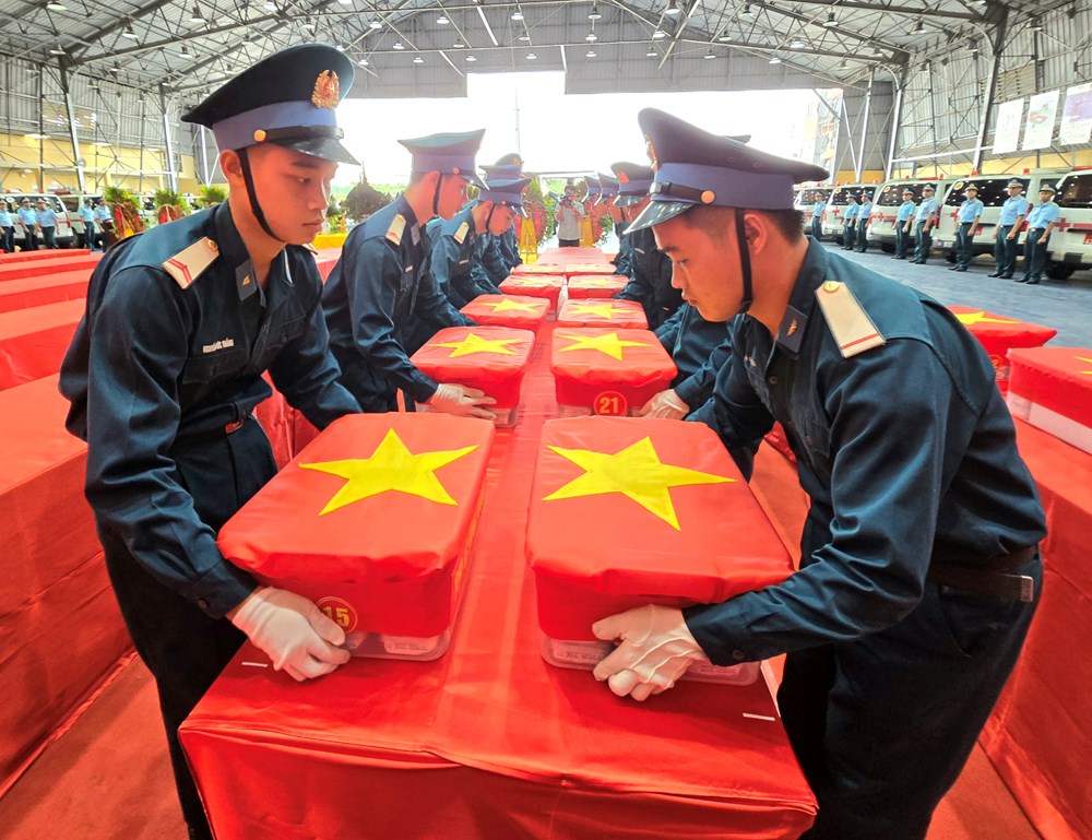 Chuyến bay thứ ba vận chuyển 15.401 mẫu hài cốt liệt sĩ ra Hà Nội giám định ADN - ảnh 7
