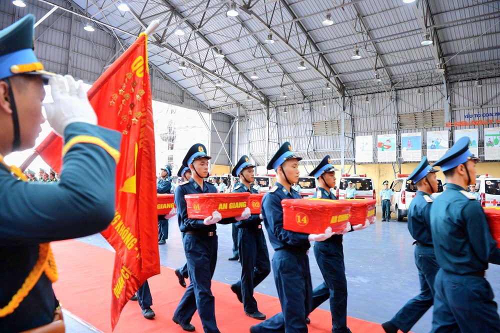 Chuyến bay thứ ba vận chuyển 15.401 mẫu hài cốt liệt sĩ ra Hà Nội giám định ADN - ảnh 3