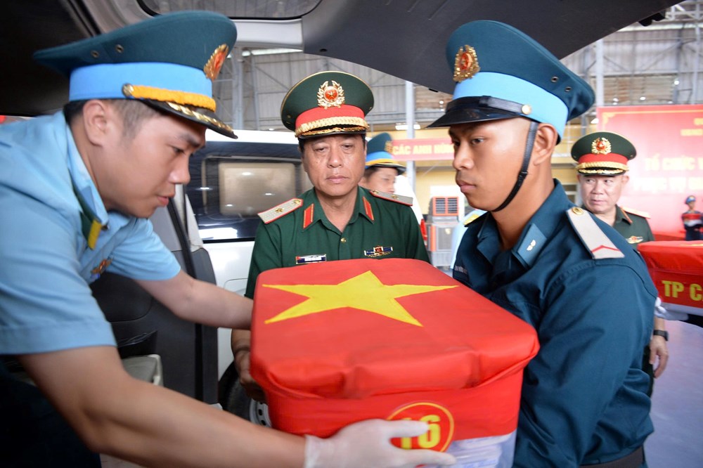 Chuyến bay thứ ba vận chuyển 15.401 mẫu hài cốt liệt sĩ ra Hà Nội giám định ADN - ảnh 8