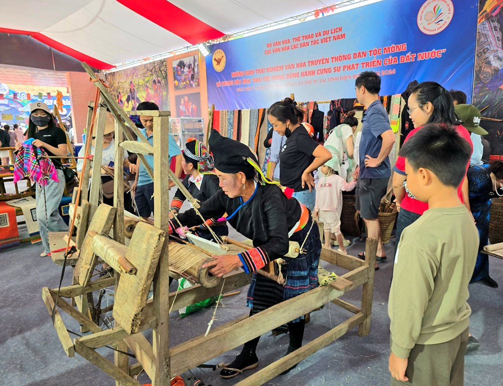 Du khách hào hứng trải nghiệm văn hóa dân tộc Mông tại Điện Biên - ảnh 7