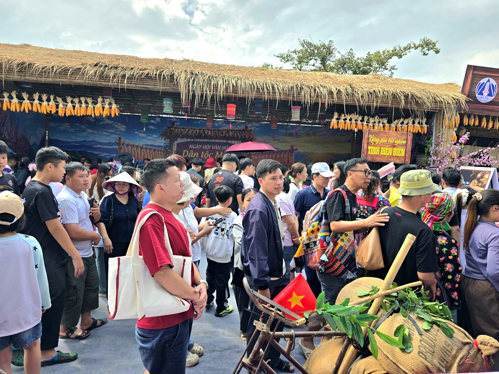 Du khách hào hứng trải nghiệm văn hóa dân tộc Mông tại Điện Biên - ảnh 3