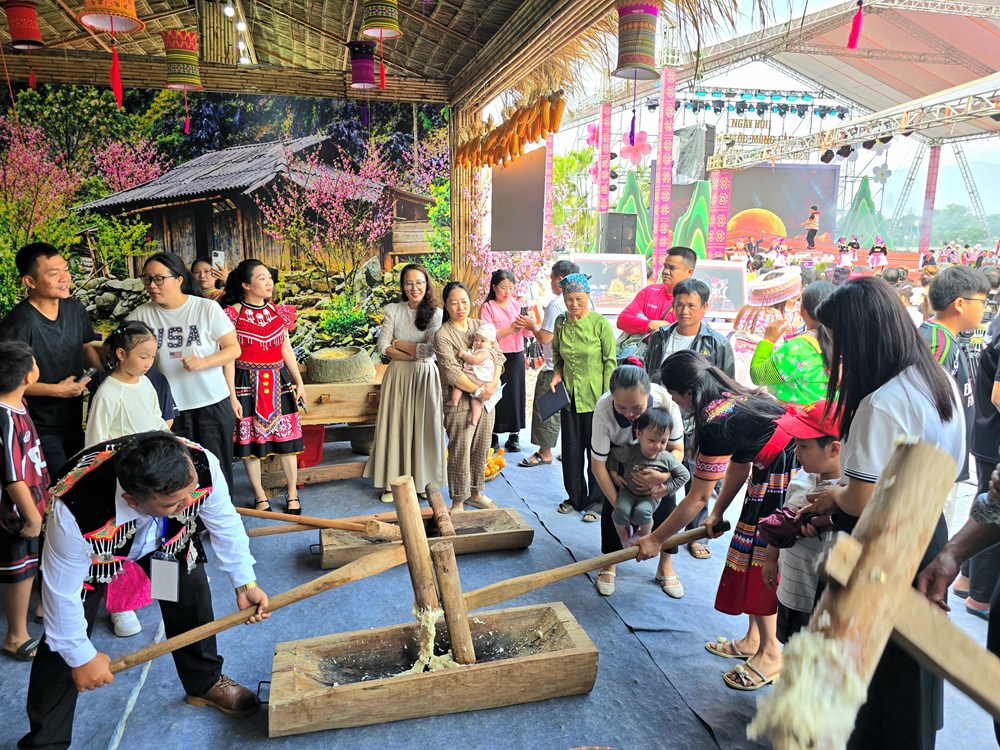 Du khách hào hứng trải nghiệm văn hóa dân tộc Mông tại Điện Biên - ảnh 6