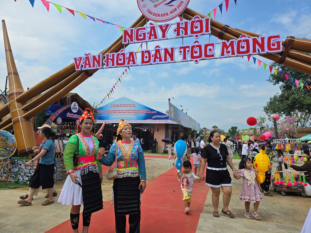 Gìn giữ mạch nguồn văn hóa dân tộc Mông qua trang phục truyền thống - ảnh 13