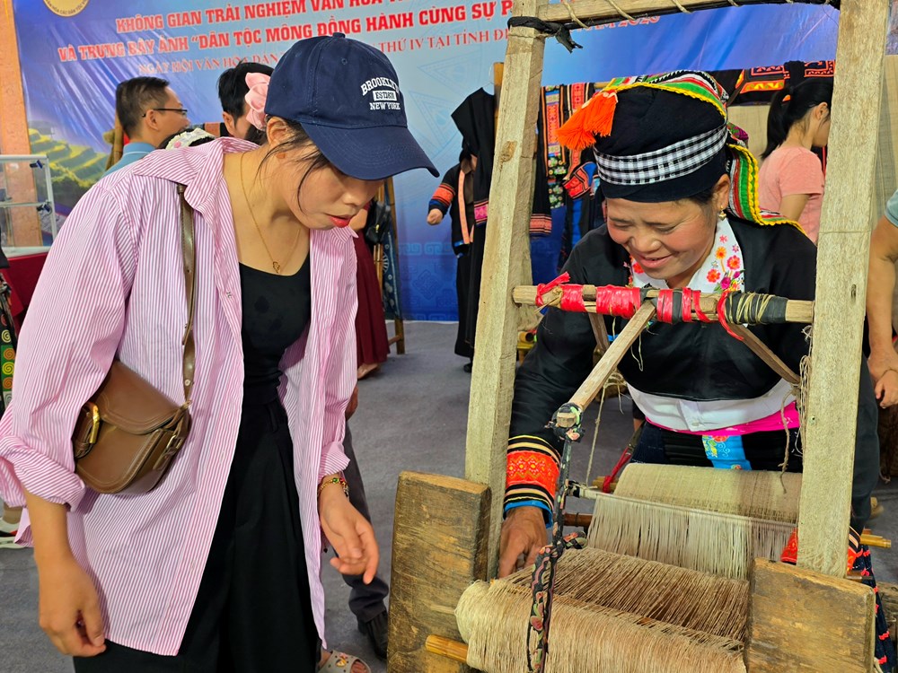 Gìn giữ mạch nguồn văn hóa dân tộc Mông qua trang phục truyền thống - ảnh 12