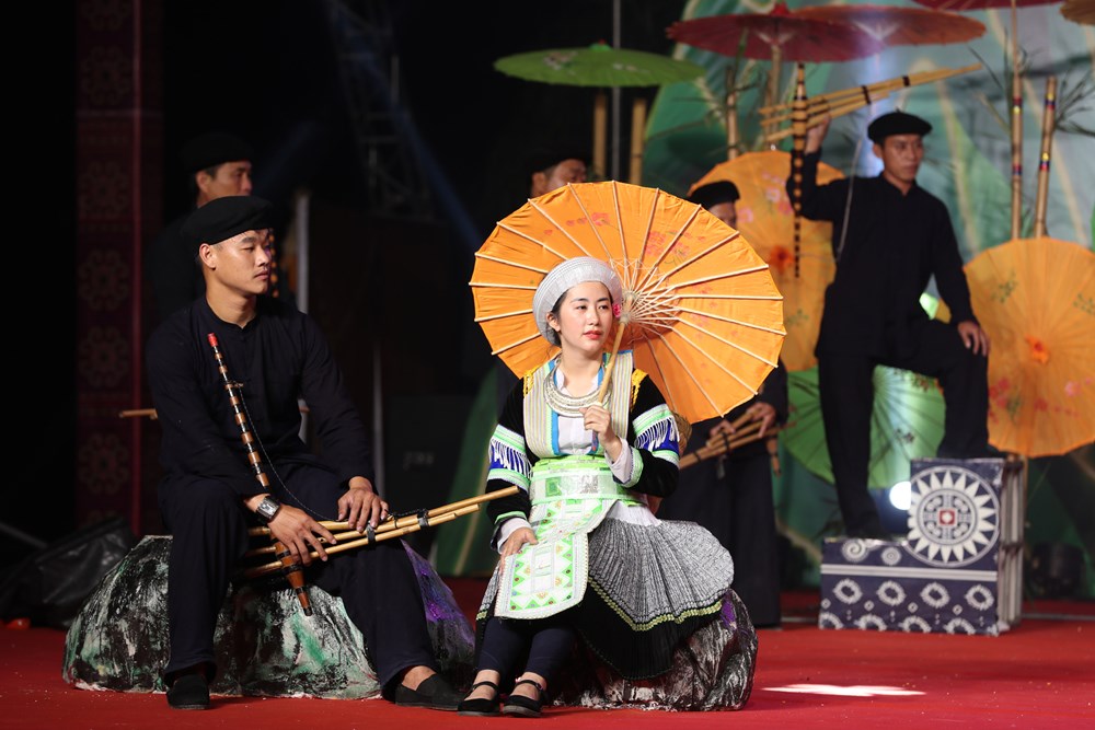 Gìn giữ mạch nguồn văn hóa dân tộc Mông qua trang phục truyền thống - ảnh 11