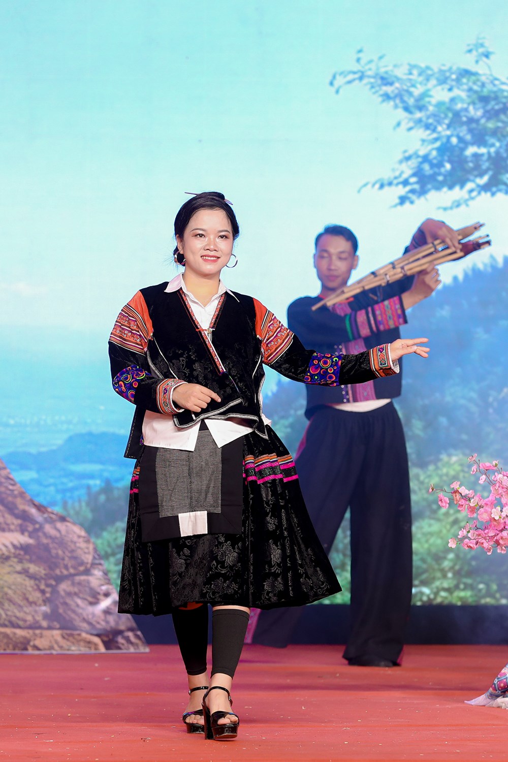 Gìn giữ mạch nguồn văn hóa dân tộc Mông qua trang phục truyền thống - ảnh 5