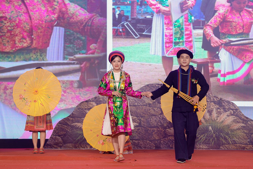 Gìn giữ mạch nguồn văn hóa dân tộc Mông qua trang phục truyền thống - ảnh 1