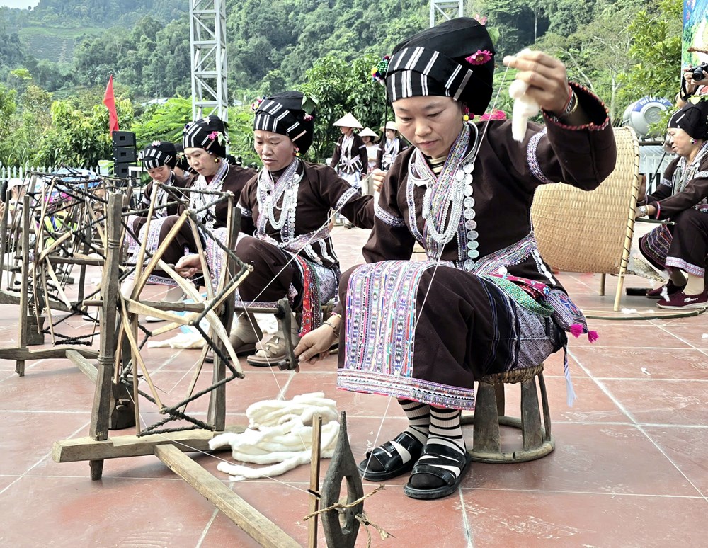 Người Lự ở Lai Châu và câu chuyện trao truyền ký ức qua khung cửi - ảnh 4
