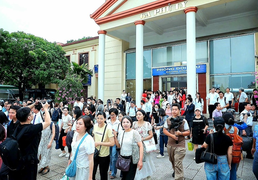 ​Người dân Nghệ An, Hà Tĩnh đi tàu hỏa ra Phủ Lý khám bệnh  - ảnh 1