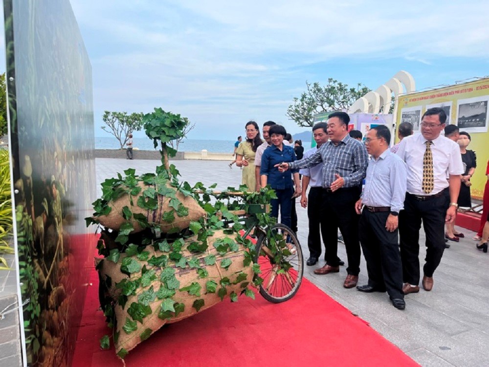  Triển lãm 100 hình ảnh và 600 cuốn sách nhân kỷ niệm 70 năm Chiến thắng Điện Biên Phủ - ảnh 1
