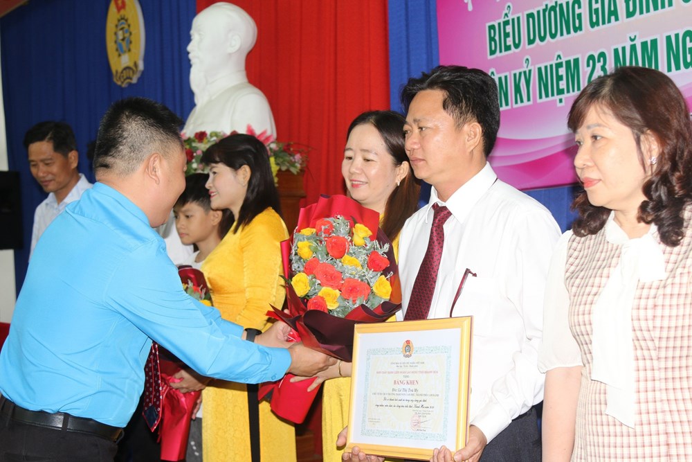 Khánh Hòa: Biểu dương 22 gia đình công nhân, viên chức, lao động tiêu biểu - ảnh 2