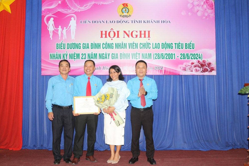 Khánh Hòa: Biểu dương 22 gia đình công nhân, viên chức, lao động tiêu biểu - ảnh 3