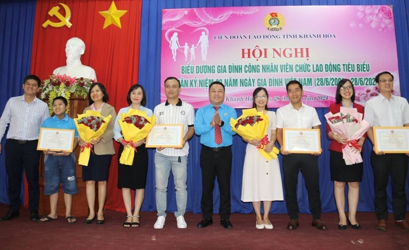 Khánh Hòa: Biểu dương 22 gia đình công nhân, viên chức, lao động tiêu biểu - ảnh 1