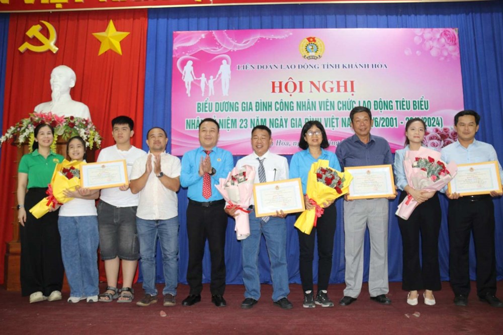 Khánh Hòa: Biểu dương 22 gia đình công nhân, viên chức, lao động tiêu biểu - ảnh 4