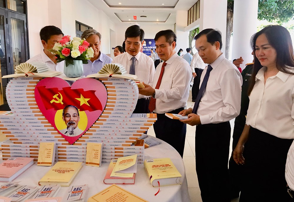Tổng kết 35 năm công tác biên soạn, phát hành, sử dụng tài liệu sinh hoạt chi bộ - ảnh 4