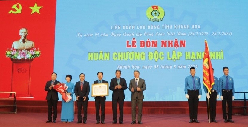 Liên đoàn Lao động tỉnh Khánh Hòa đón nhận Huân chương Độc lập hạng Nhì - ảnh 1
