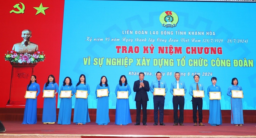 Liên đoàn Lao động tỉnh Khánh Hòa đón nhận Huân chương Độc lập hạng Nhì - ảnh 4