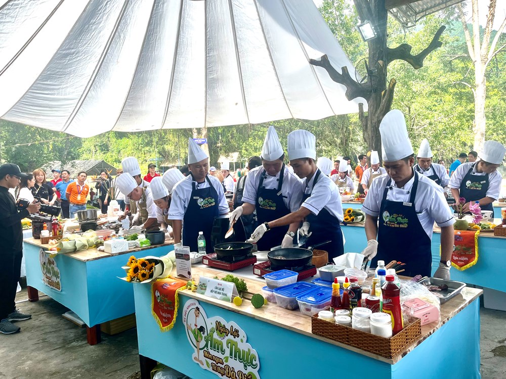 Đến Công viên Du lịch Yang Bay, trải nghiệm món ngon từ thịt đà điểu - ảnh 2