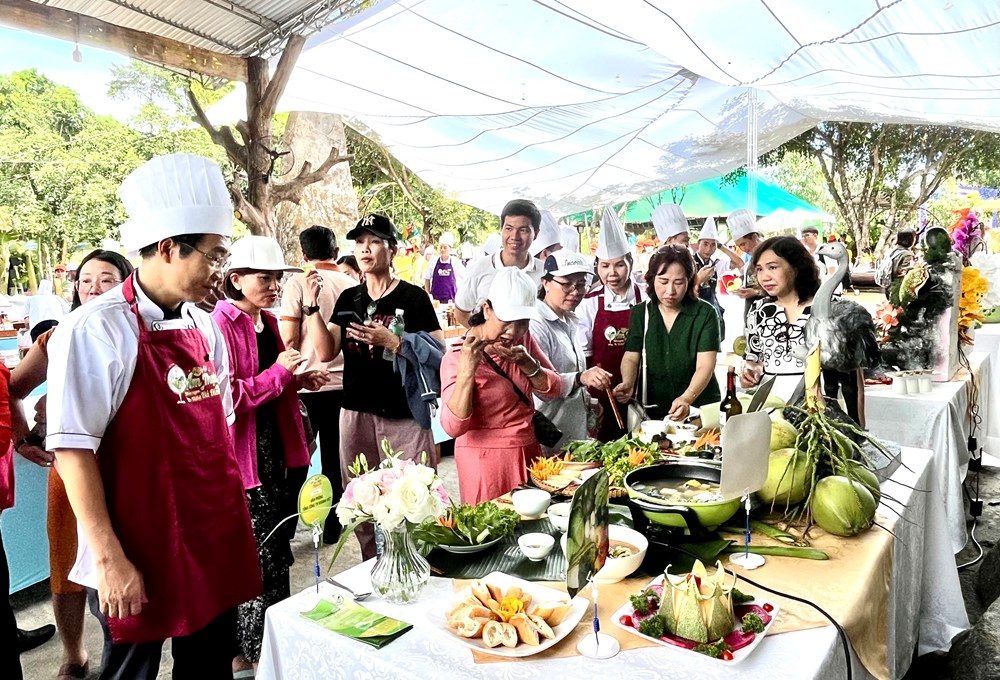 Đến Công viên Du lịch Yang Bay, trải nghiệm món ngon từ thịt đà điểu - ảnh 7