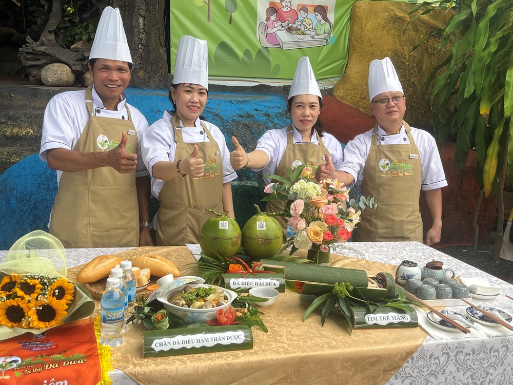 Đến Công viên Du lịch Yang Bay, trải nghiệm món ngon từ thịt đà điểu - ảnh 6