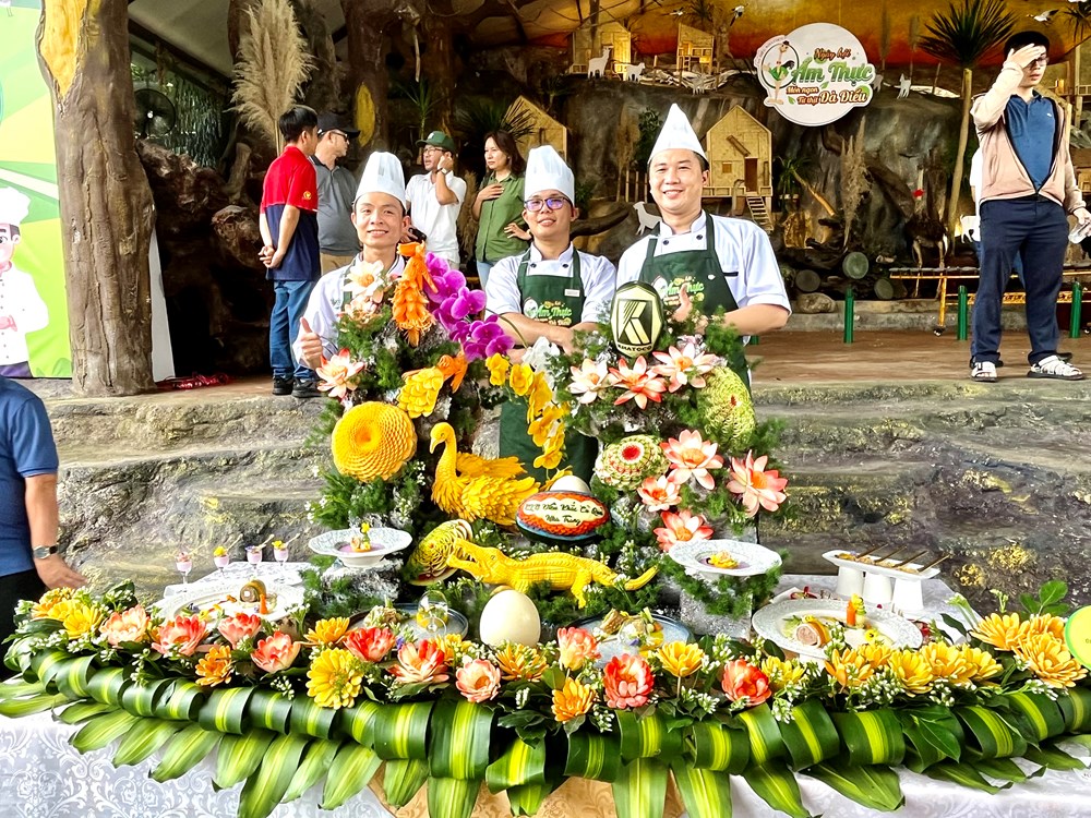 Đến Công viên Du lịch Yang Bay, trải nghiệm món ngon từ thịt đà điểu - ảnh 5