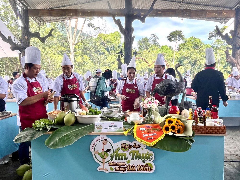 Đến Công viên Du lịch Yang Bay, trải nghiệm món ngon từ thịt đà điểu - ảnh 1