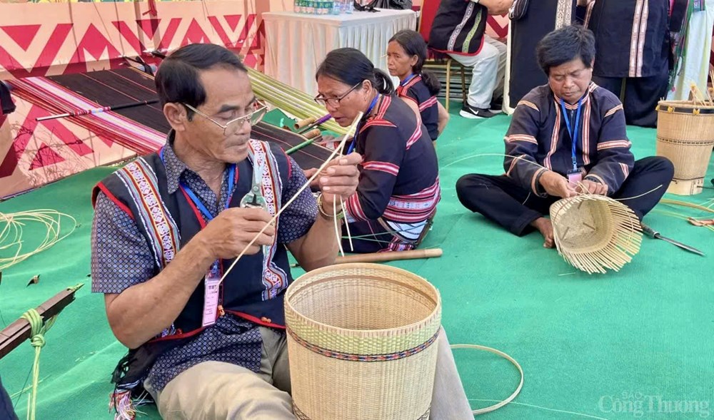 Cuộc thi đan lát, dệt thổ cẩm và tạc tượng dân gian truyền thống của đồng bào DTTS - ảnh 1