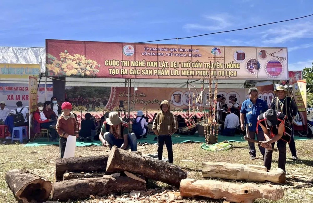 Cuộc thi đan lát, dệt thổ cẩm và tạc tượng dân gian truyền thống của đồng bào DTTS - ảnh 4