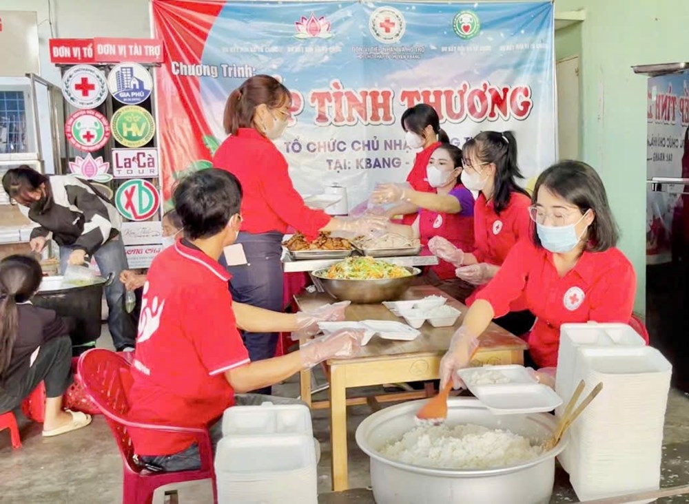 Những suất cơm “nghĩa tình” - ảnh 1
