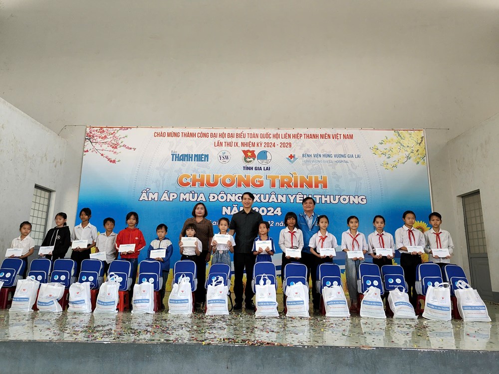 Gia Lai: Trao hàng trăm suất quà yêu thương cho các em thiếu nhi, hộ dân nghèo - ảnh 1