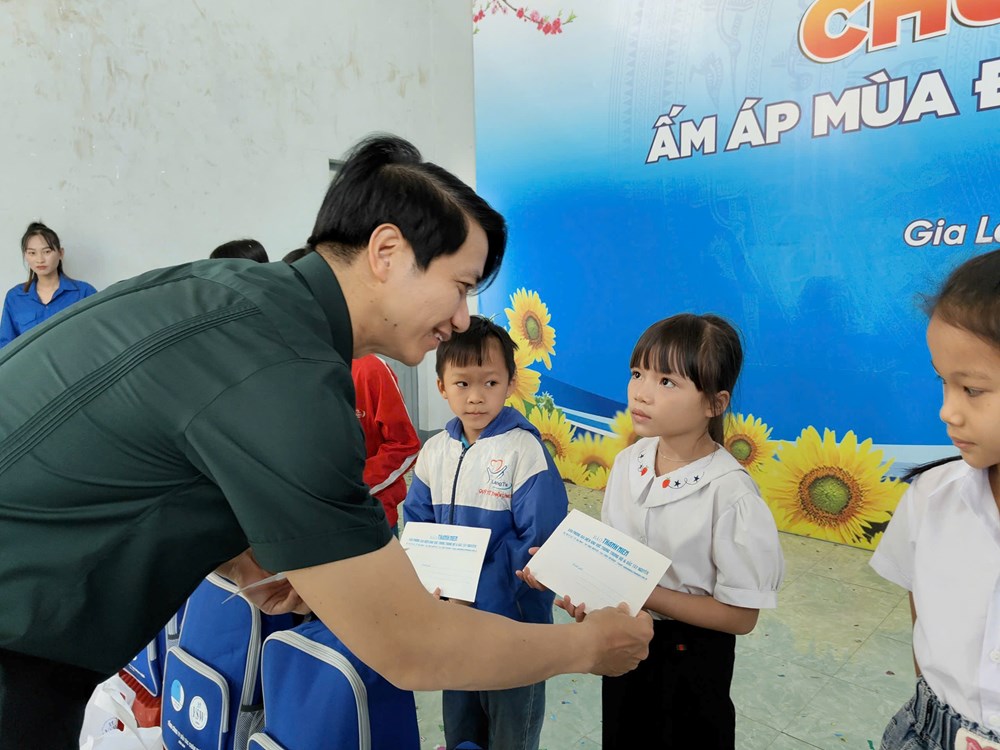 Gia Lai: Trao hàng trăm suất quà yêu thương cho các em thiếu nhi, hộ dân nghèo - ảnh 2