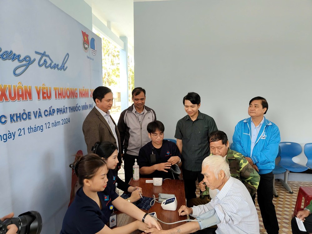 Gia Lai: Trao hàng trăm suất quà yêu thương cho các em thiếu nhi, hộ dân nghèo - ảnh 3
