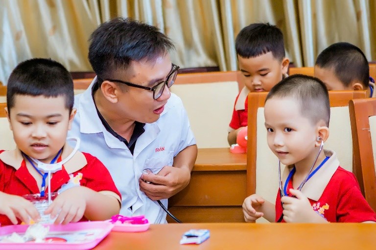 “Trải nghiệm một ngày em tập làm bác sĩ” - ảnh 1