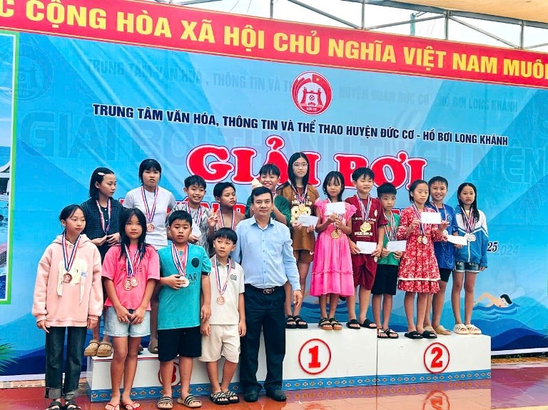 Gia Lai: Hơn 120 em huyện Đức Cơ tham gia Giải bơi năm 2025 - ảnh 1
