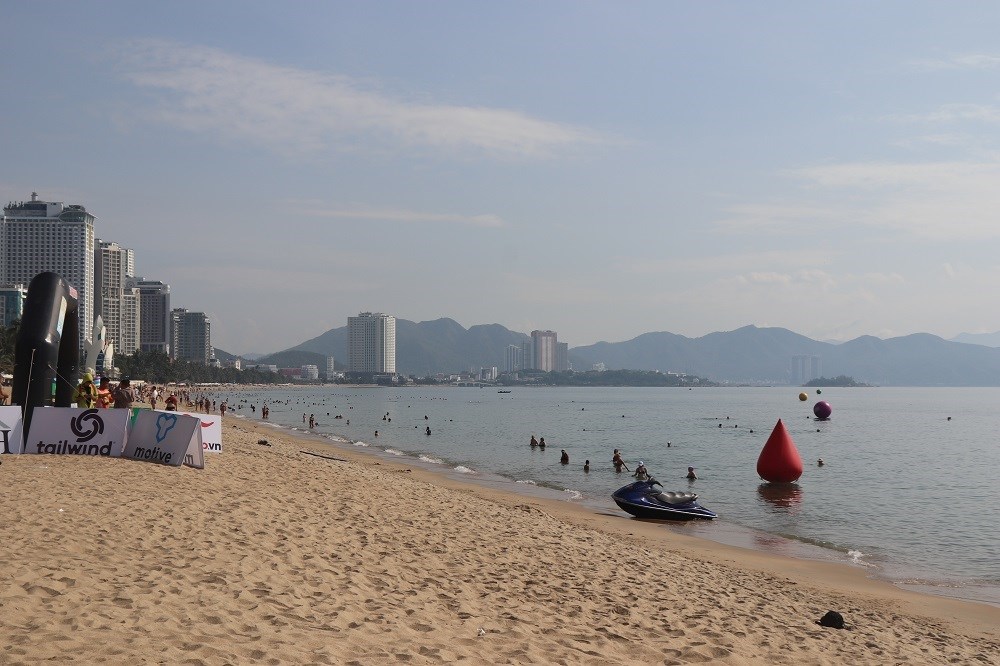 Gần 800 VĐV tham gia Giải bơi biển SeaStar Nha Trang Bay 2025 - ảnh 1