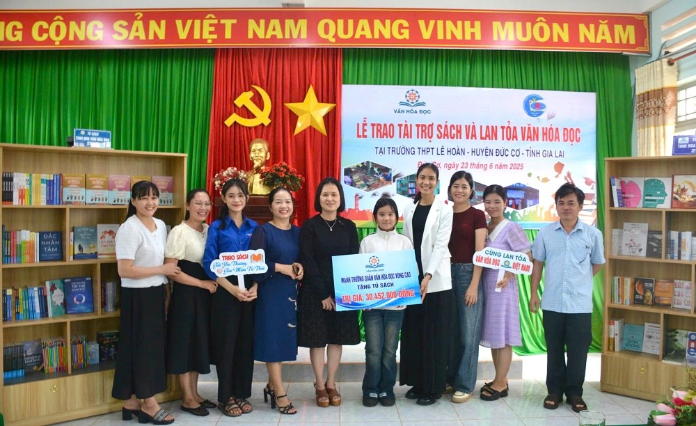 Gia Lai: Trao tặng tủ sách cho các em học sinh vùng biên giới - ảnh 1